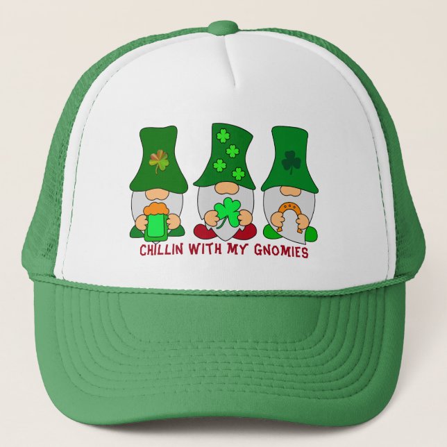 Funny Chillin mit My Gnomies St Patricks Day Truckerkappe (Vorderseite)