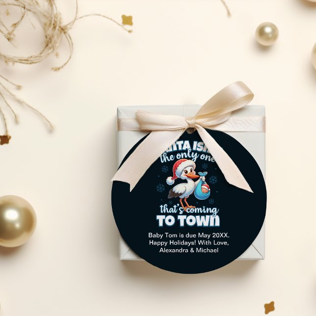 Funny Christmas Baby Pregnancy Ankündigung Runder Aufkleber (Von Creator hochgeladen)