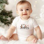 Funny Christmas Ducks Waddle Across Street Baby Strampler<br><div class="desc">Vier Weihnachtsducks tragen sich in ihrer bezaubernden Winterkleidung niedlich und sonnig auf der anderen Straßenseite auf. Der anpassbare Text sagt "Here we come a waddling", um auf einer Lieblings-Caroling-Melodie zu spielen, aber Sie können ihn mit Ihrem eigenen lustigen Satz oder mit dem Namen Ihres niedlichen Kleinen anpassen, wenn Sie es...</div>