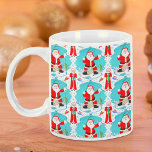 Funny Christmas Frau Claus beats Santa beim Angeln Kaffeetasse<br><div class="desc">Frau Claus und das Santa Eis fischen mit einem Eisbären,  der versucht,  den Fisch des Weihnachtsmannes in diesem ogee Muster zu fangen.</div>