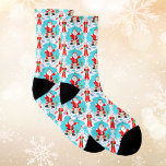 Funny Christmas Frau Claus beats Santa beim Angeln Socken<br><div class="desc">Die personalisierten Weihnachtssocken "Reel in the Laghter" sind eine reizvolle Ergänzung zu Ihrer Urlaubsmode und erfreuen sich einer großen Vielfalt an Menschen. Fischen begeistert die spielerische Einbindung ihres Hobbys in die festliche Saison, während Spaß-Liebhaber die skurrile Drehung bei den traditionellen Weihnachtsthemen genießen werden. Familien auf der Suche nach einzigartigen Dekorationen,...</div>