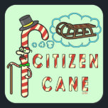 Funny Christmas Pun Citizen Cane Quadratischer Aufkleber<br><div class="desc">Dieses alberne Cartoon Weihnachtswortdesign zeigt "Citizen Cane". Er ist ein Süßkarpfen mit einem Schnurrbart, der einen Tophut trägt, einen Stock hält und traurig starrt, während er sich an den Schlitten erinnert, den er einst besaß. Es ist ein lustiger Pun, der zu Weihnachten zeichne und irgendwie Hipster ist - ähnlich. Die...</div>