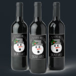 Funny Christmas Snowman Meltdown Drink Fast Weinetikett<br><div class="desc">Funny Christmas Snowman Meltdown Drink Fast Wine Labels kann etwas Lachen und Spaß zu Ihren Feierlichkeiten hinzufügen! Die Etiketten sind mit schwarzem, anpassbarem Hintergrund und einem Schneemann überrascht Gesicht in der Mitte. Er hat einen Hut mit grünen und roten heiligen Beeren. Der lustige Satz ist "kurz davor, sich zu melzen....</div>