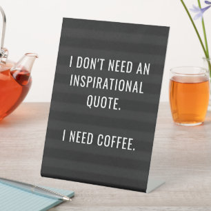 Funny Classic Letter Board Zitat — Ich brauche Kaf Sockelschild
