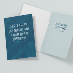 Funny clever albern glücklicher Geburtstag Karte<br><div class="desc">Machen Sie ihren Geburtstag mit dieser lustigen Geburtstagskarte noch mehr Spaß und albern. Der clevere Text von Lea Delaveris lautet: "Das ist ein Zeichen, das man zum Geburtstag sehr glücklich machen sollte" und innen steht "Nur ein Scherz. Es ist eine Karte." zusammen mit anpassbarem Text. Diese Geburtstagskarte ist großartig für...</div>