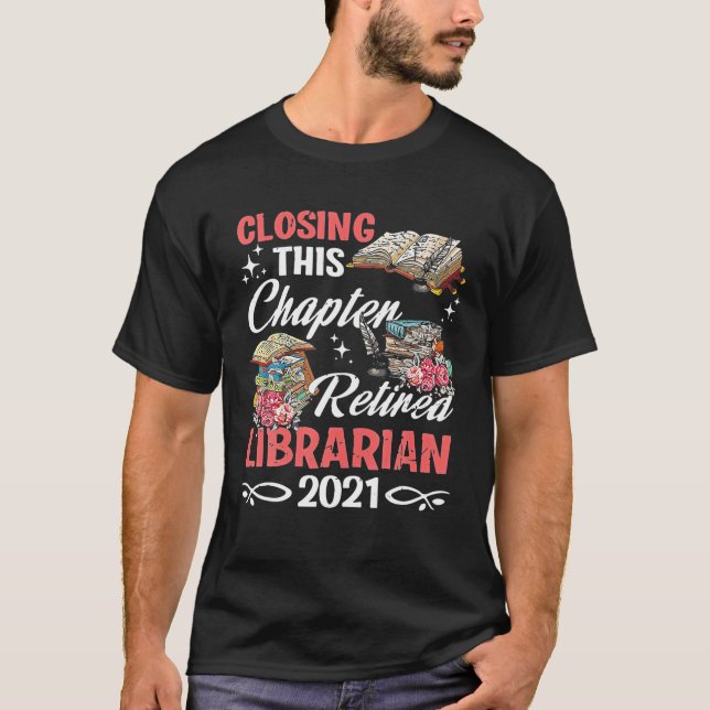 Funny Closing This Chapter Remüde Librarian 2021 T-Shirt (Vorderseite)