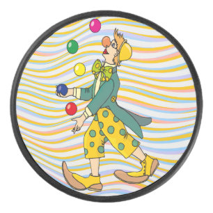 Funny Clown spielen mit farbenfrohen Balls Eishockey Puck