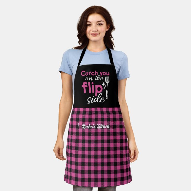 Funny Cooking Pun Gedreht Side Black Pink Kariert Schürze (Getragen)