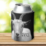 Funny Cool Goat Sound "My Beer" Monogramm Dosenkühler<br><div class="desc">Mit dieser coolen Ziege, die sie bewacht, verlieren Sie Ihr Bier nicht! Das kann cooler sein mit einem schwarz-weißen Foto einer lustigen Ziege und einem Text, der "Me-eh-eh-eh Beer" (mein Bier) und Ihre eigenen Monogramm-Initialen lautet. Ideal für den Biertrinker mit einem Sinn für Spaß!! Karo unsere anderen Dosenkühlen und tierische...</div>