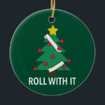 Funny Covid Christmas Tree Pun Ornament<br><div class="desc">Funny Covid Weihnachtsrolle mit ihm. Dieses Geschenk aus dem Coronavirus-Spaß der Toilettenpapier enthält einen Weihnachtsbaum,  der mit Covid19-Ornamenten geschmückt ist,  und ein nicht gewolltes Toilettenpapier für eine Gartendekoration in dieser pandemischen Urlaubssaison</div>