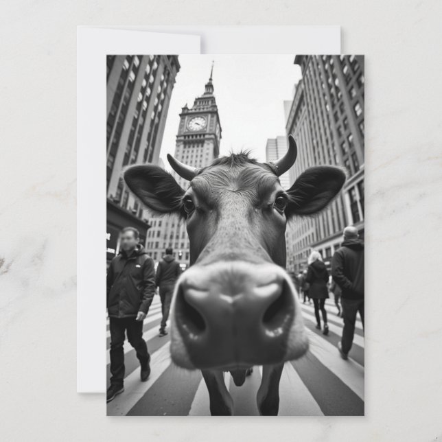 Funny Cow Selfie an der belebten City Street Einladung (Vorderseite)