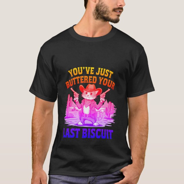 Funny Cowboy Cat "Buttered Your Last Biscuit" ✨🤠 T-Shirt (Vorderseite)