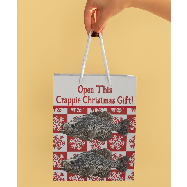 Funny Crappie Angelpun Frohe Weihnachten Mittlere Geschenktüte (A funny fishing themed gift bag for the avid angler.)