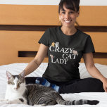 Funny Crazy Cat Lady Frauen T-Shirt<br><div class="desc">Ein lustiger T - Shirt für eine Frau,  die niedliche Katzen Liebe,  die Crazy Cat Lady mit bezaubernden Kätzchen auf den Briefen liest. Ich bin verrückt nach Kätzchen,  besessen von Katzen. Ich mag alle möglichen Kätzchen.</div>