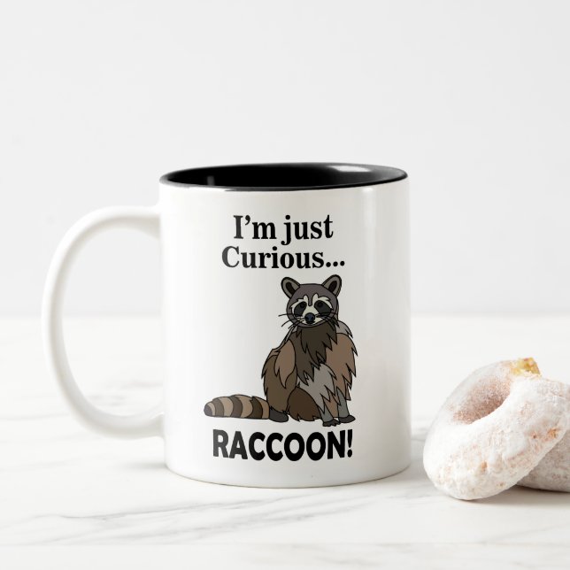Funny Curious Raccoon Zweifarbige Tasse (Mit Donut)