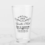 Funny Custom Vintag Birthday Alter zur Perfektion Glas<br><div class="desc">Dieses Vintage Trinkglas "Aged to Perfection" lässt sich leicht mit einer individuellen Jahr-, Name- und Geburtstagsbotschaft personalisieren. Um diese Entwurfsvorlage zu bearbeiten, ändern Sie die Textfelder wie oben gezeigt. Sie können einfach mehr Text oder Bilder hinzufügen, Schriftart und Farben anpassen. Leckerei selbst oder das ideale Geschenk für Familie, Freunde, Eltern...</div>