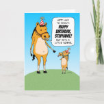 Funny Customizable Little Horse Birthday Card Karte<br><div class="desc">Hier ist eine niedliche und lustige Geburtstagskarte mit einem großen Pferd, das erklärt, dass ein kleines Pferd Liebe hätte, einen Geburtstagsschrei zu geben, aber er ist ... ein kleines Pferd. Diese Karte ist leicht anpassbar, um den Namen des Empfängers des Geburtstags hinzuzufügen. Vielen Dank für die Auswahl dieses originalen Design...</div>