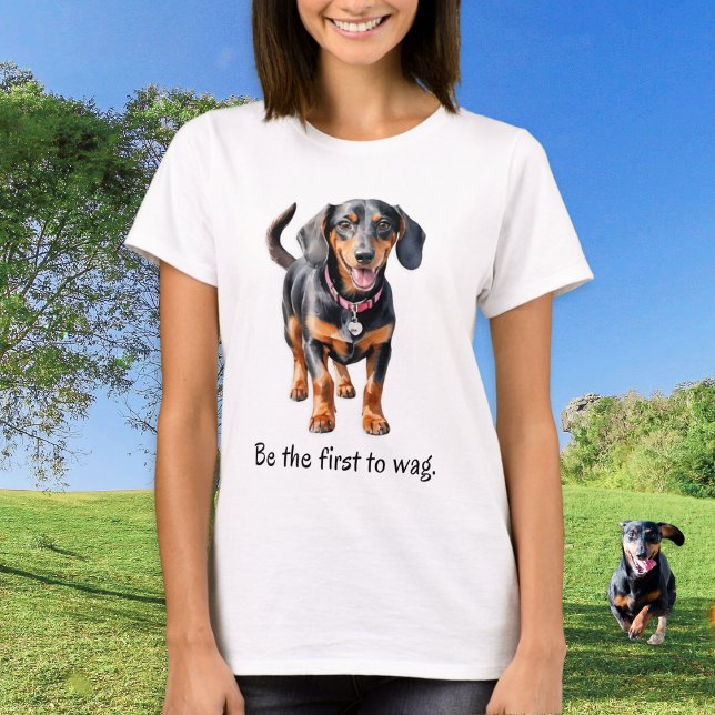 Funny Dackel Hunde Humor T-Shirt (A cute t-shirt with dachshund picture in a watercolor style, and caption 'Be the first to wag')