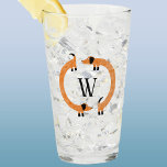 Funny Dackel Sausage Dog Monogramm Glas<br><div class="desc">Niedliche und lustige Dackel,  Wursthunde oder Dackel Hunde in ständiger Bewegung. Anpassen durch Ändern oder Entfernen des Initials.</div>