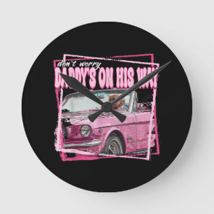Funny Daddys Zuhause Trump Pink 2024 Nimm America  Runde Wanduhr