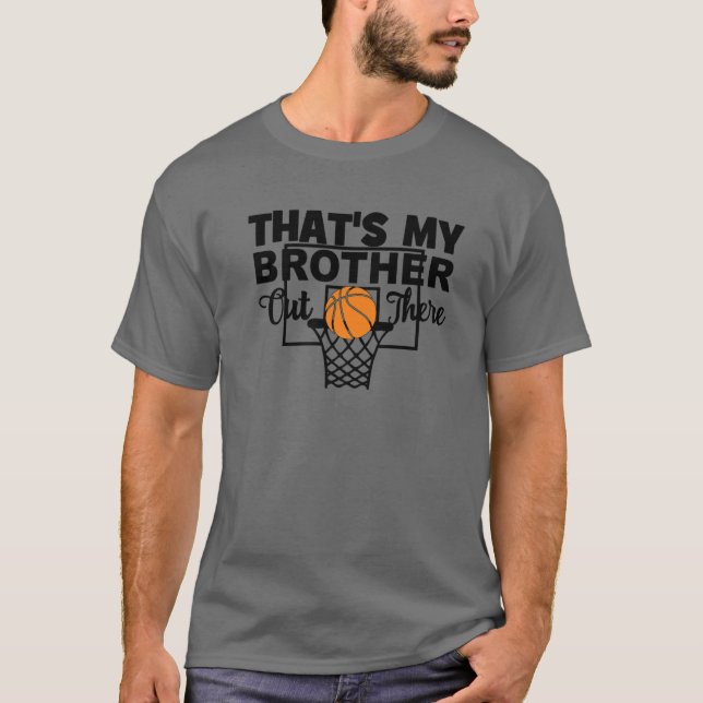 Funny, das ist mein Bruder da draußen Basketballpl T-Shirt (Vorderseite)