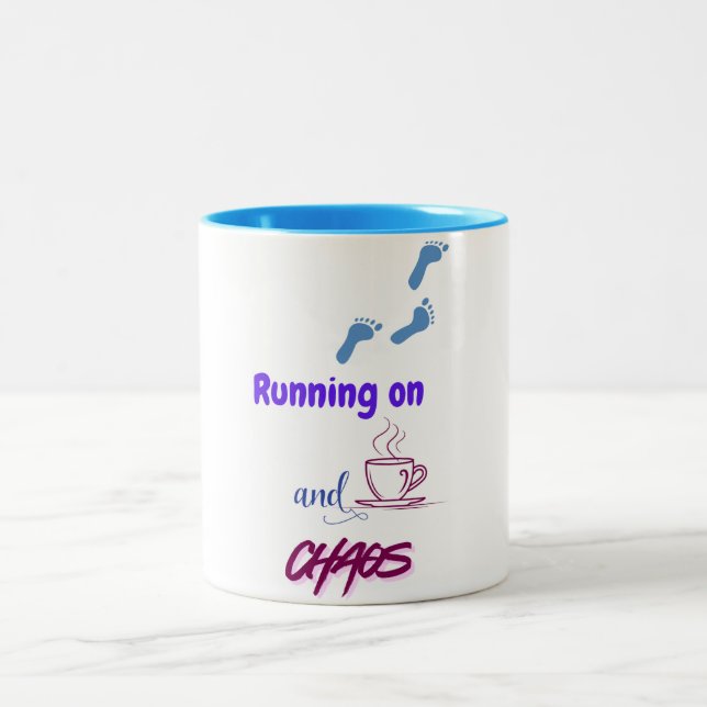 Funny Design on Coffee and Chaos Zweifarbige Tasse (Mittel)