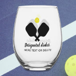 Funny Designated Dinker Personalisiert Pickleball Weinglas Ohne Stiel<br><div class="desc">Wer ist dein ausgewiesener Dinker? Das schöne Weinglas überquert Pickleball Paddles, eine Kugel und 2 Zeilen personalisierten Textes. Perfekt als Club- oder Turnierpreis, Geschenk für Ihre Pickleball-Freunde, ein Pickleball-Trip-Memento, Drink-Ware für apres pickleball Ansammlungen und einfach nur jeden Tag pickleball Spaß! Die Farbe der Paddeln und Bälle kann geändert werden, ebenso...</div>