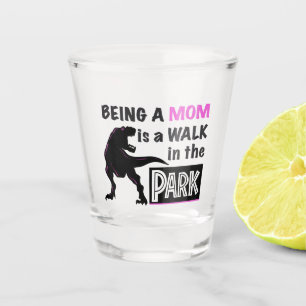 Funny Dinosaur Eine Mama ist ein Spaziergang im Pa Schnapsglas