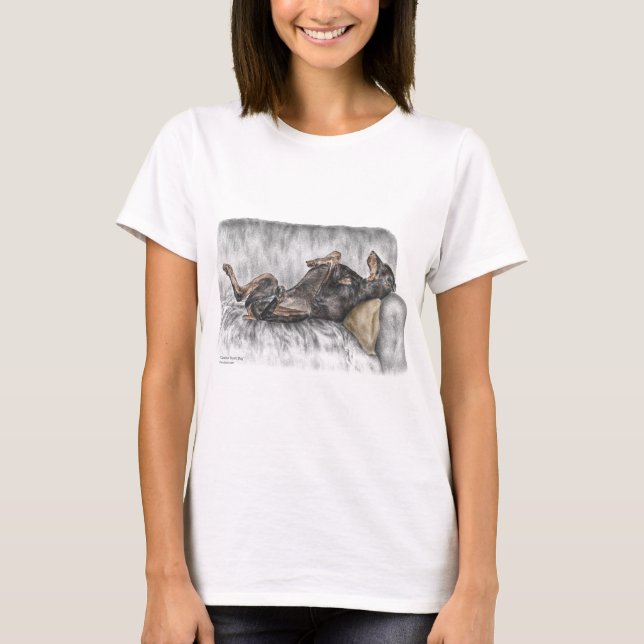 Funny Doberman on Sofa T-Shirt (Vorderseite)