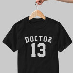 Funny Doctor Lucky Nummer 13 T - Shirt<br><div class="desc">Geeignet für alle Ärzte, die 13 als ihre Glückszahl (oder Unglückszahl) haben</div>