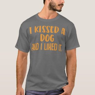 Funny Dog Besitzer Sprichwort Küsste einen Hund  T-Shirt