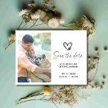 Funny Dog Foto Wedding Save the Date Ankündigungspostkarte<br><div class="desc">Fangen Sie mit unserer Playful Pooch Save the Date Herz und Lächeln an! Das Foto "Hochzeit des Hundes" - die Postkarte des Datums speichern - ist eine bezaubernde und leichte Möglichkeit, Ihren besonderen Tag zu verkünden! Diese Postkarte ist perfekt für Paare, die ihre Zornfreunde lieben und gewollt haben, ihren Hochzeitsreisen...</div>