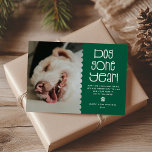 Funny 'Dog Gone Year' Pet Foto Feiertagskarte<br><div class="desc">Suchen Sie die perfekte Urlaubskarte, um Ihr geliebtes Furbaby zu präsentieren - schauen Sie nicht weiter! Diese moderne und humorvolle Fotokarte bringt ein Lächeln in die Gesichter Ihrer Freunde und Familie. Passen Sie die Karte mit dem Namen Ihres Haustieres und Ihrem Nachnamen an, zusammen mit einer festlichen Nachricht für eine...</div>