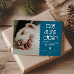 Funny 'Dog Gone Year' Pet Foto Feiertagskarte<br><div class="desc">Suchen Sie die perfekte Urlaubskarte, um Ihr geliebtes Furbaby zu präsentieren - schauen Sie nicht weiter! Diese moderne und humorvolle Fotokarte bringt ein Lächeln in die Gesichter Ihrer Freunde und Familie. Passen Sie die Karte mit dem Namen Ihres Haustieres und Ihrem Nachnamen an, zusammen mit einer festlichen Nachricht für eine...</div>