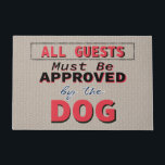 Funny Dog Spaß Welcome Door Mat Fußmatte<br><div class="desc">Familie und Freunde werden sich beim Lesen dieser lustigen und humorvollen Türmatte verzaubern. Moderne Begrüßungsgäste mit einer klaren Botschaft: Alle Gäste müssen vom Hund zugelassen werden. Moderne schwarz,  rot,  weiß und blau Typografie Stil lustige Zitat. Brauner Texturriss mit aussehendem Hintergrund.</div>