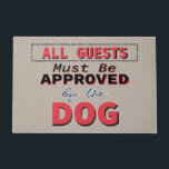 Funny Dog Spaß Welcome Door Mat Fußmatte<br><div class="desc">Familie und Freunde werden sich beim Lesen dieser lustigen und humorvollen Türmatte verzaubern. Moderne Begrüßungsgäste mit einer klaren Botschaft: Alle Gäste müssen vom Hund zugelassen werden. Moderne schwarz,  rot,  weiß und blau Typografie Stil lustige Zitat. Brauner Texturriss mit aussehendem Hintergrund.</div>