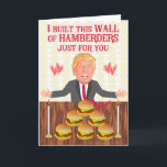 Funny Donald Trump Hamberders Wall Birthday Feiertagskarte<br><div class="desc">Auf dieser humorvollen Geburtstagskarte serviert US-Präsident Donald Trump im Weißen Haus bei Kerzenlicht ein ganz besonderes, hochwertiges Essen! Lass deinen Lieben wissen, dass du "diese Hängematte gebaut hast" nur für sie. Sie können den Gruß im Inneren behalten oder ändern, der derzeit sagt: "Es ist eine großartige Wand, riesig, nur die...</div>