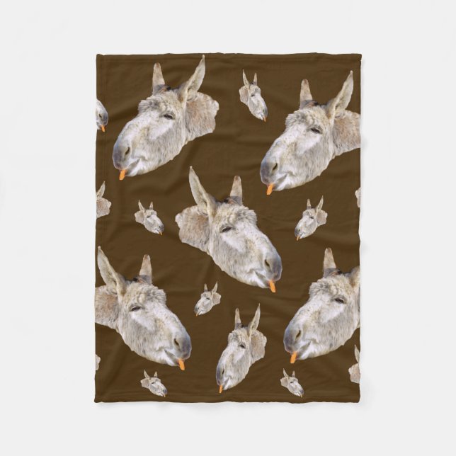 Funny Donkey, der eine Karotte isst, Fleecedecke (Vorderseite)