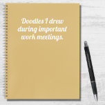 Funny Doodles, die ich bei der Begegnung Zitat gel Notizbuch<br><div class="desc">Das perfekte,  lustige Notizbuch für jeden,  der seine Zeit in einem Meeting verbracht hat,  langweilt sich aus dem Kopf. Die moderne weiße Typografie mit weichem gelben Hintergrund lautet "Doodles,  die ich bei wichtigen Arbeitstreffen gezeichnet habe".</div>
