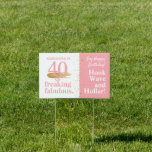 Funny Drive mit entferntem Birthday Pink Custom Ya Gartenschild<br><div class="desc">Rosa und mädchenhaft "40 und fabelhaft" personalisierter Name und altersspezifisches Geburtstagsschild für Garten, Rasen oder Fenster, um Freunde und Nachbarn dazu zu bringen, sich zu hupen und zu winken für eine Quarantäne Geburtstagsparade - oder einfach nur, um Ihr Geburtstagsmädchen oder Ihren Typ in Verlegenheit zu bringen! Der Text ist groß,...</div>