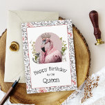 Funny Elegant Birthday Queen Pink Flamingo Karte<br><div class="desc">Diese einzigartige Geburtstagskarte verfügt über einen skurrilen, rosa Flamingo, der in einem gepanzerten Mantel mit einer juwelenbesetzten Krone gekleidet ist. Umgeben von Blume und historischen Statuen, ist das Design in einem rosa und beige eleganten Blumenmuster gerahmt. Der Text auf der Außenseite ist "Happy Birthday to the Queen". Der Innentext lautet:...</div>
