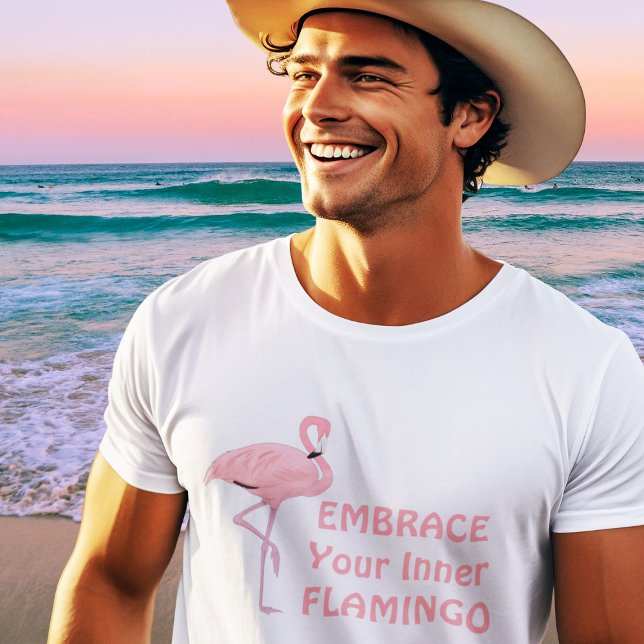 Funny Embrase Dein inneres Flamingo Zitat T-Shirt (handsome fit young male model wearing pink flamingo t-shirt at beach)