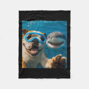 Funny English Bulldog Hund Selfie mit Shark Ocean Fleecedecke
