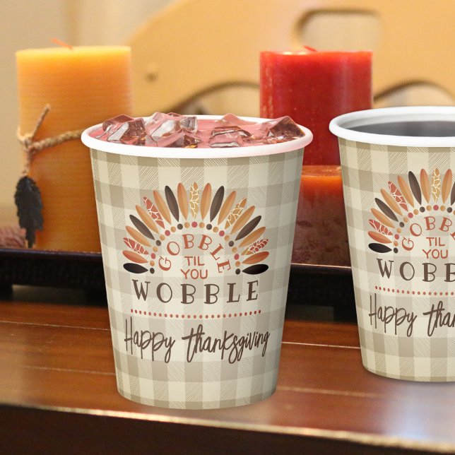 Funny Erntedank Gobble Til You Wobbe Kariert Pappbecher (Von Creator hochgeladen)