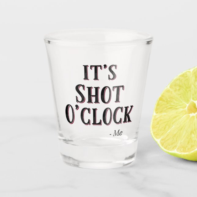 Funny Es ist Shot O'clock Zitat Typografie Schnapsglas (Vorderseite)