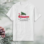 Funny Family Christmas Bringing Zuhause Xmas Tree T-Shirt<br><div class="desc">Feiern Sie die Saison mit diesem familiären Weihnachtsfest-Shirt mit einem Retroauto mit Weihnachtsbaum und Urlaubspaketen im Kofferraum. Fügen Sie unten Ihren Familiennamen hinzu, um daraus Ihr eigenes Weihnachtsgeschenk zu machen. Ideal für Familienfeiern, Fotos, Feiern und vieles mehr. Vergnügen, festlich mit einem Retro, Vintagen Ambiente - es wird sicher sein, den...</div>