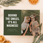 Funny Family Christmas Cards | Minimal Olive Green Feiertagskarte<br><div class="desc">Mit dieser humorvollen und minimalistischen Urlaubskarte bringen Sie Ihren Lieben Lächeln und Lachen. Dieses moderne Design mit einem ansprechenden Foto Ihrer Familie und einer witzigen Beschriftung verleiht dem Hotel eine Touch von Urlaubsstimmung mit einer zauberhaften olivengrünen Kulisse. Ideal für diejenigen, die Liebe haben, die wahren, ungefilterten Momente des Familienlebens zu...</div>