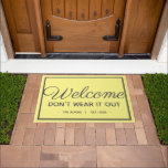 Funny Family Willkommen | Moderner Graugelber Stil Fußmatte<br><div class="desc">Mit diesem personalisierten Willkommensdesign heißen Sie Ihre Gäste herzlich willkommen. Das Design sieht aus wie eine einfache Begrüßungsmatte, bis man genau gelesen hat, dass es die Gäste davon abhält, ihren Besuch zu überbrücken. Wörter lesen "Willkommensgruß verschleiert nicht" mit Familienname und Datum darunter. Das Design zeichnet sich durch dunkelgraue Kalligraphie und...</div>
