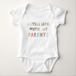 Funny farbiger Text "Ich lebe mit meinen Eltern" K Baby Strampler<br><div class="desc">Funny farbenfroher Text "Ich lebe mit meinen Eltern" Kinderkinderanzug</div>