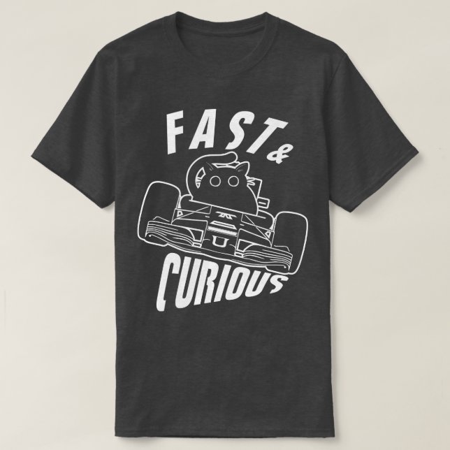 Funny Fast Curious Driving Cat T-Shirt (Design vorne)